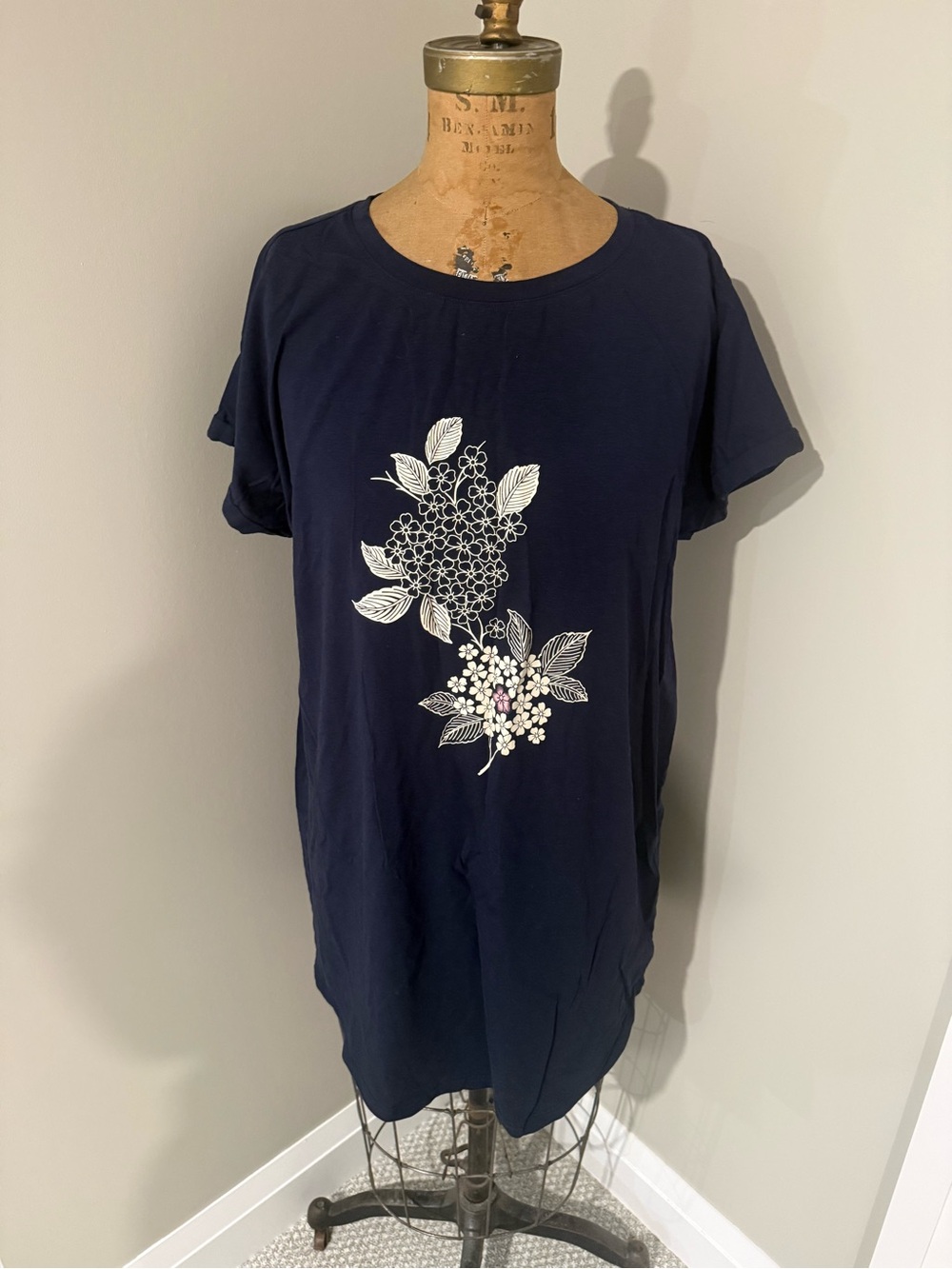 Womenโs Navy Floral Short-Sleeve Tee Pyjamas